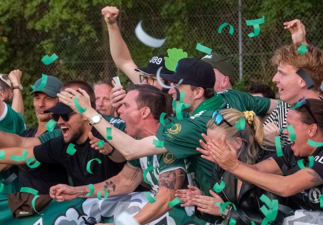 AB-spiller på Gladsaxe Stadion under stadionlysene om aftenen