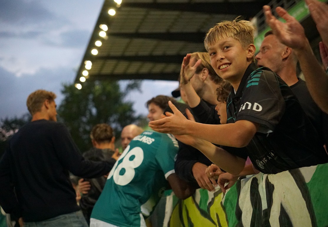 AB-spiller på Gladsaxe Stadion under stadionlysene om aftenen