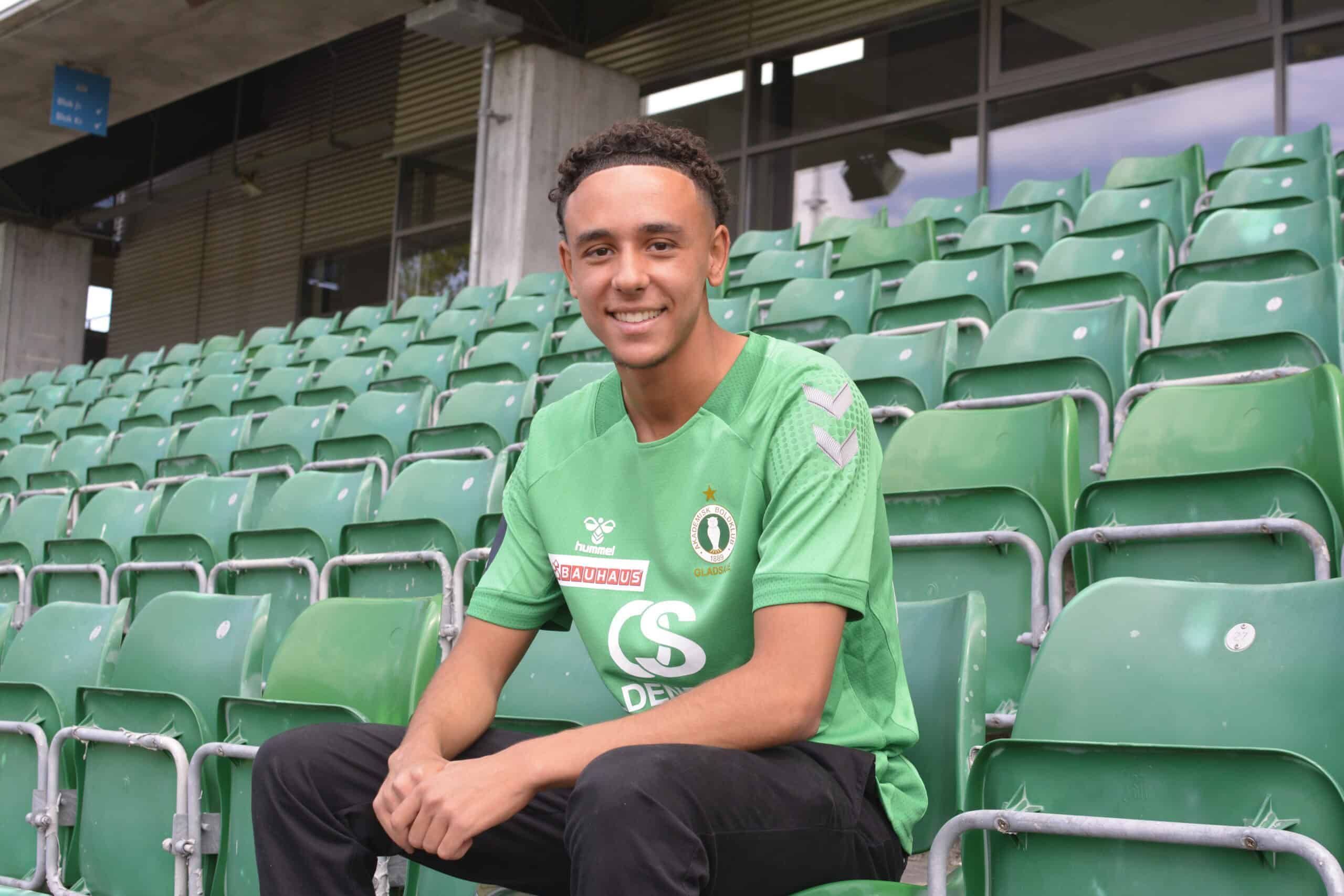 Ilias Namli skriver kontrakt med AB Gladsaxe