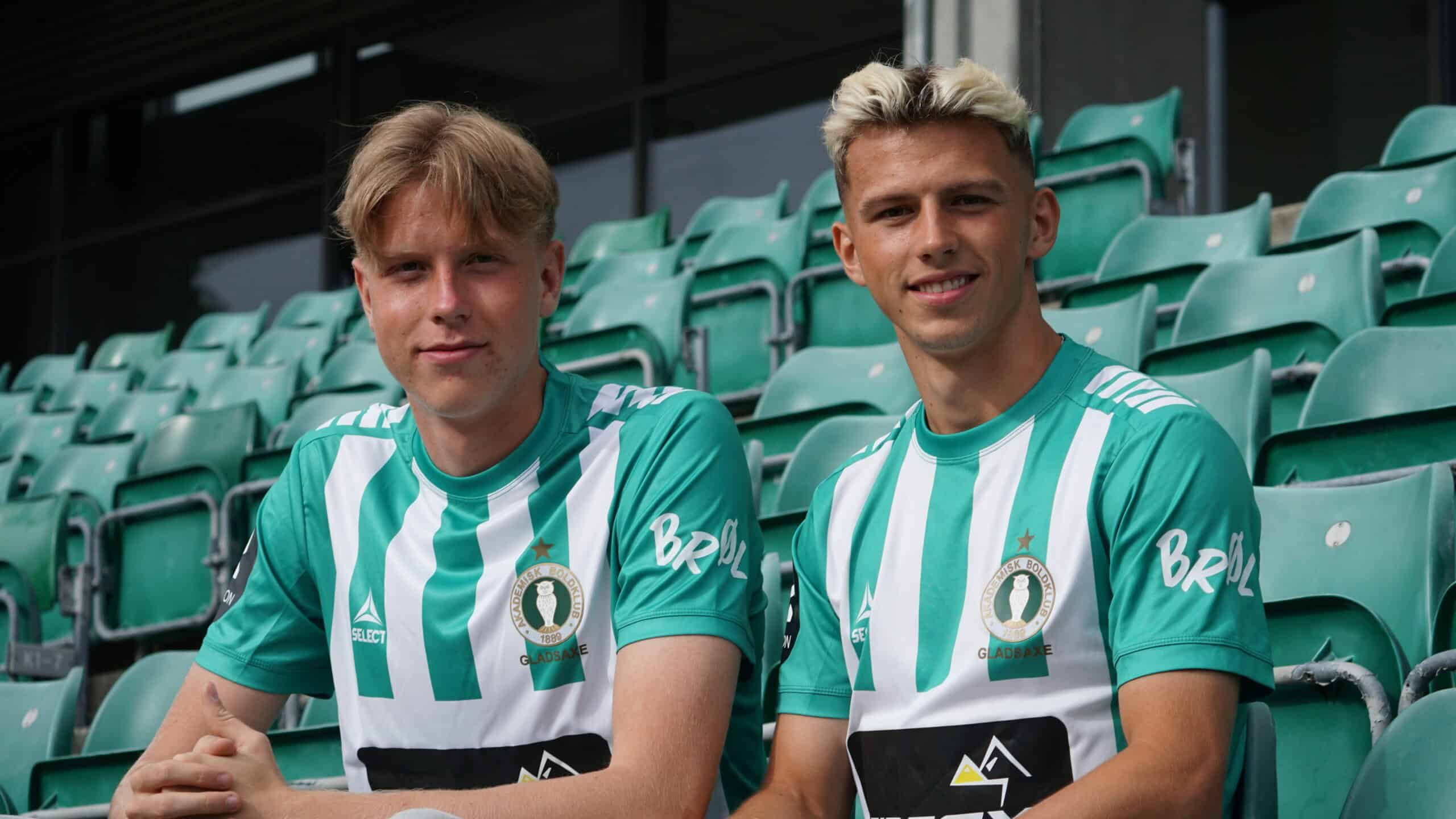 Talenter underskriver professionelle kontrakter